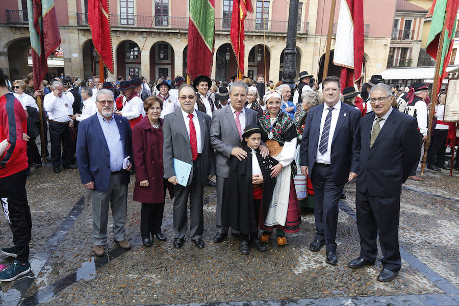 Cerca de 350 leoneses con sus pendones concejiles volvieron a protagonizar el encuentro en representación de 45 pueblos desplegando sus estandartes y recorriendo las calles de Gijón, entre la Plaza Mayor, pasando por el Paseo del Muro de San Lorenzo, y terminando el recorrido en el Hotel Begoña Park.