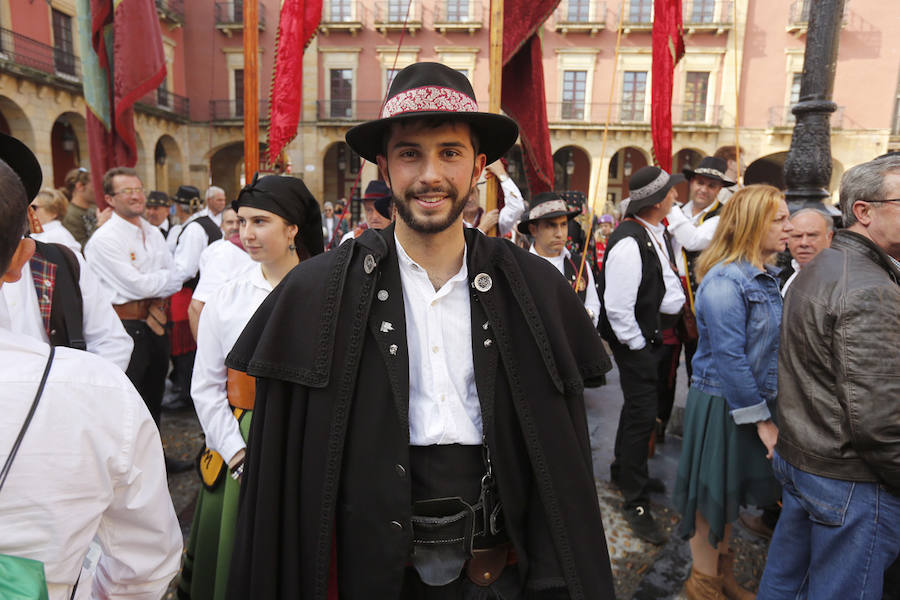 Cerca de 350 leoneses con sus pendones concejiles volvieron a protagonizar el encuentro en representación de 45 pueblos desplegando sus estandartes y recorriendo las calles de Gijón, entre la Plaza Mayor, pasando por el Paseo del Muro de San Lorenzo, y terminando el recorrido en el Hotel Begoña Park.