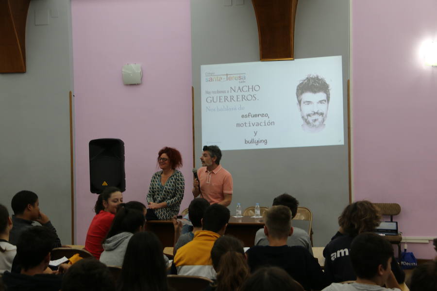 El actor conocido por el papel que desempeña en la serie La que se Avecina , mantuvo un encuentro con los alumnos de secundaria de este centro donde pretende animar a los jóvenes a luchar contra el acoso escolar