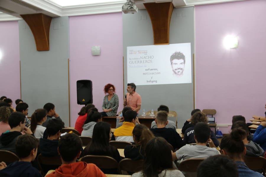 El actor conocido por el papel que desempeña en la serie La que se Avecina , mantuvo un encuentro con los alumnos de secundaria de este centro donde pretende animar a los jóvenes a luchar contra el acoso escolar