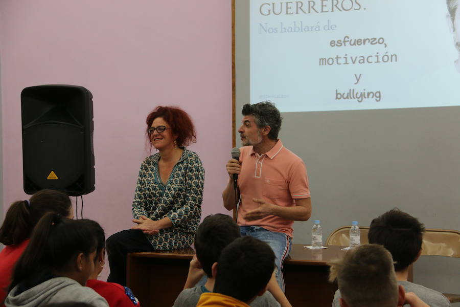 El actor conocido por el papel que desempeña en la serie La que se Avecina , mantuvo un encuentro con los alumnos de secundaria de este centro donde pretende animar a los jóvenes a luchar contra el acoso escolar