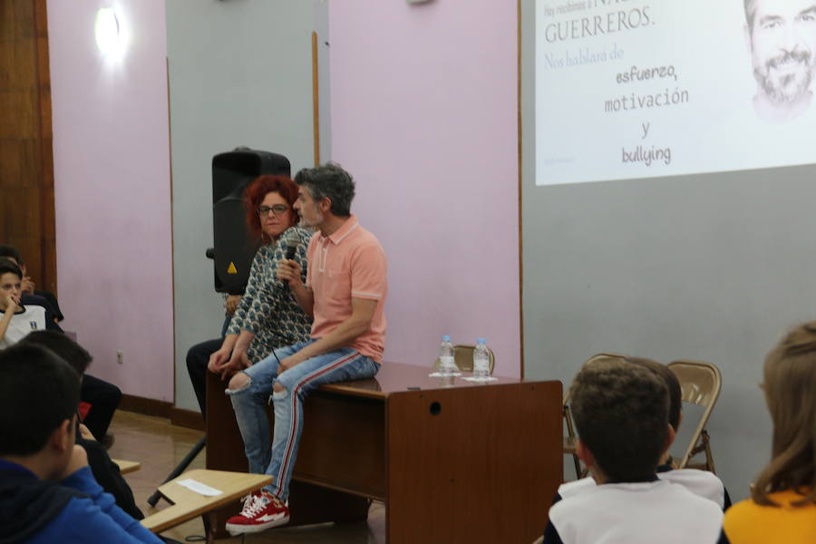 El actor conocido por el papel que desempeña en la serie La que se Avecina , mantuvo un encuentro con los alumnos de secundaria de este centro donde pretende animar a los jóvenes a luchar contra el acoso escolar
