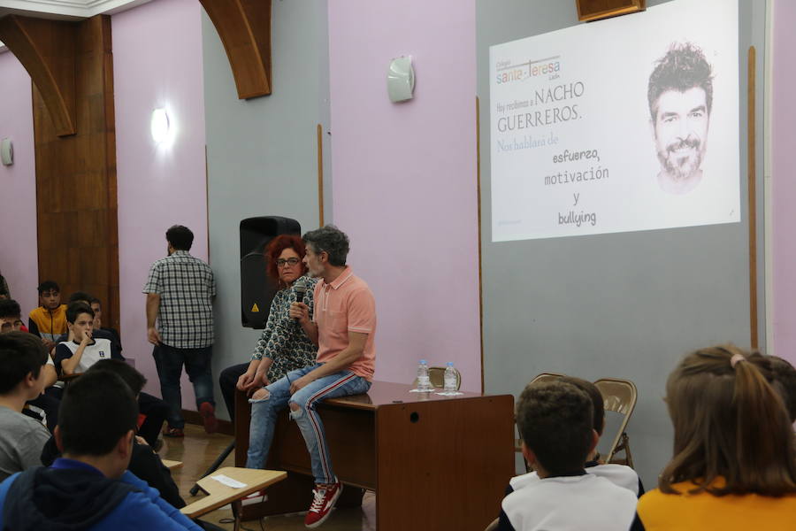 El actor conocido por el papel que desempeña en la serie La que se Avecina , mantuvo un encuentro con los alumnos de secundaria de este centro donde pretende animar a los jóvenes a luchar contra el acoso escolar