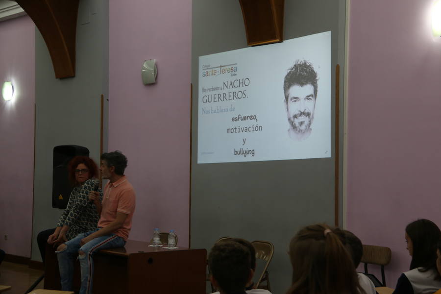 El actor conocido por el papel que desempeña en la serie La que se Avecina , mantuvo un encuentro con los alumnos de secundaria de este centro donde pretende animar a los jóvenes a luchar contra el acoso escolar