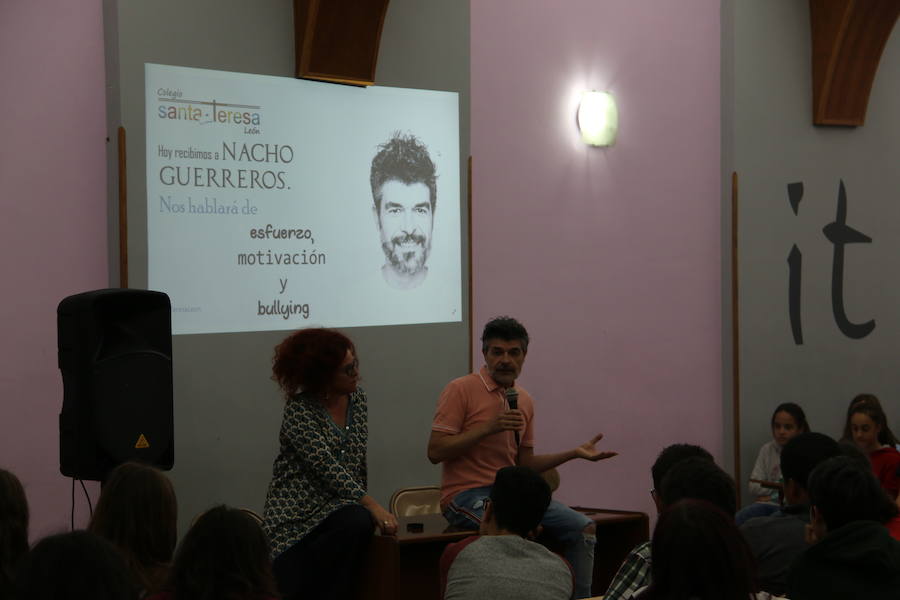 El actor conocido por el papel que desempeña en la serie La que se Avecina , mantuvo un encuentro con los alumnos de secundaria de este centro donde pretende animar a los jóvenes a luchar contra el acoso escolar