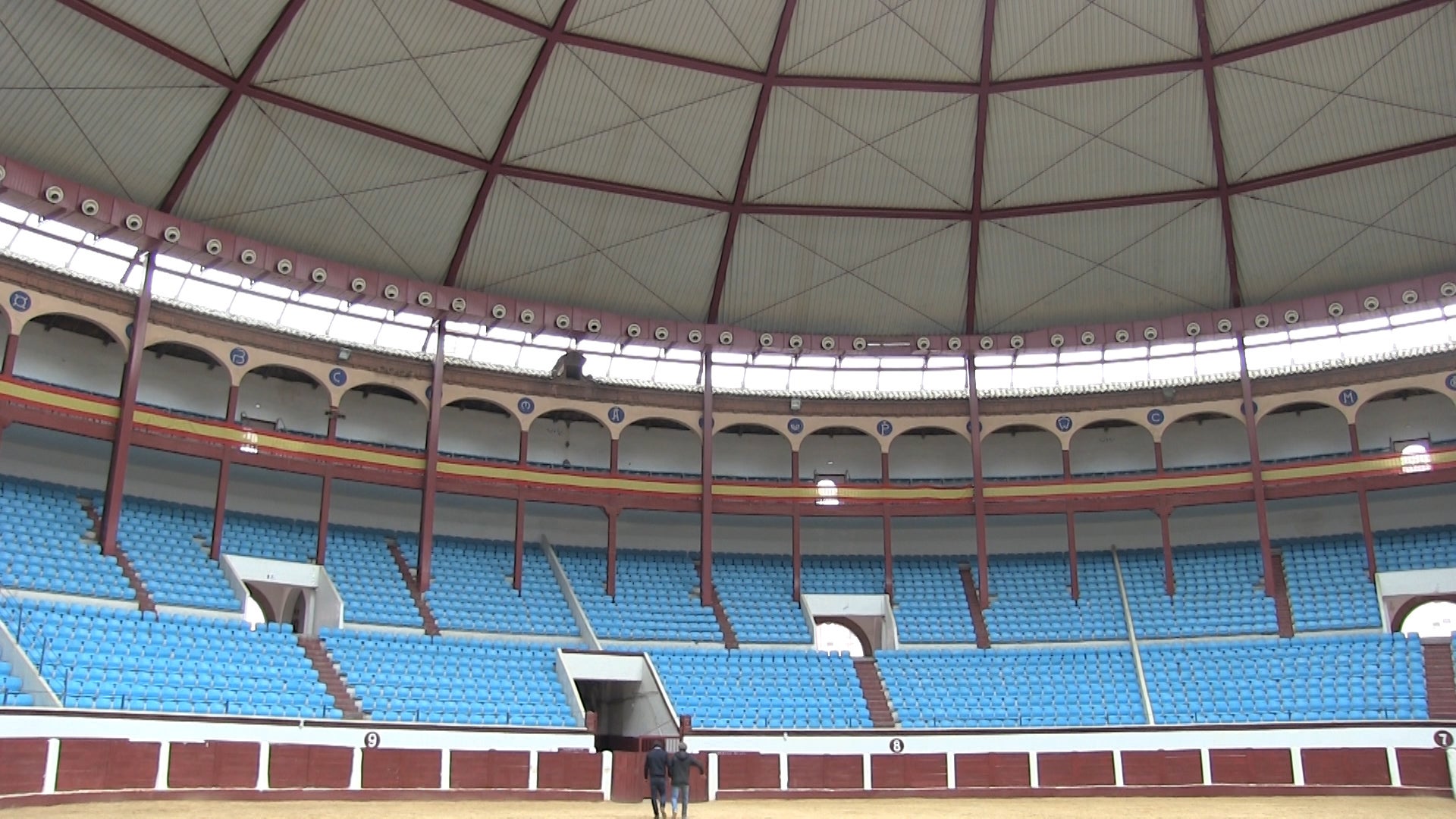 Carlos Alberto Albano Gatti, conocido como Tano, reside desde hace más de 10 años en Plaza de Toros de León, este argentino de 65 años de edad abre, cierra y vigila este recinto que para él es su casa 