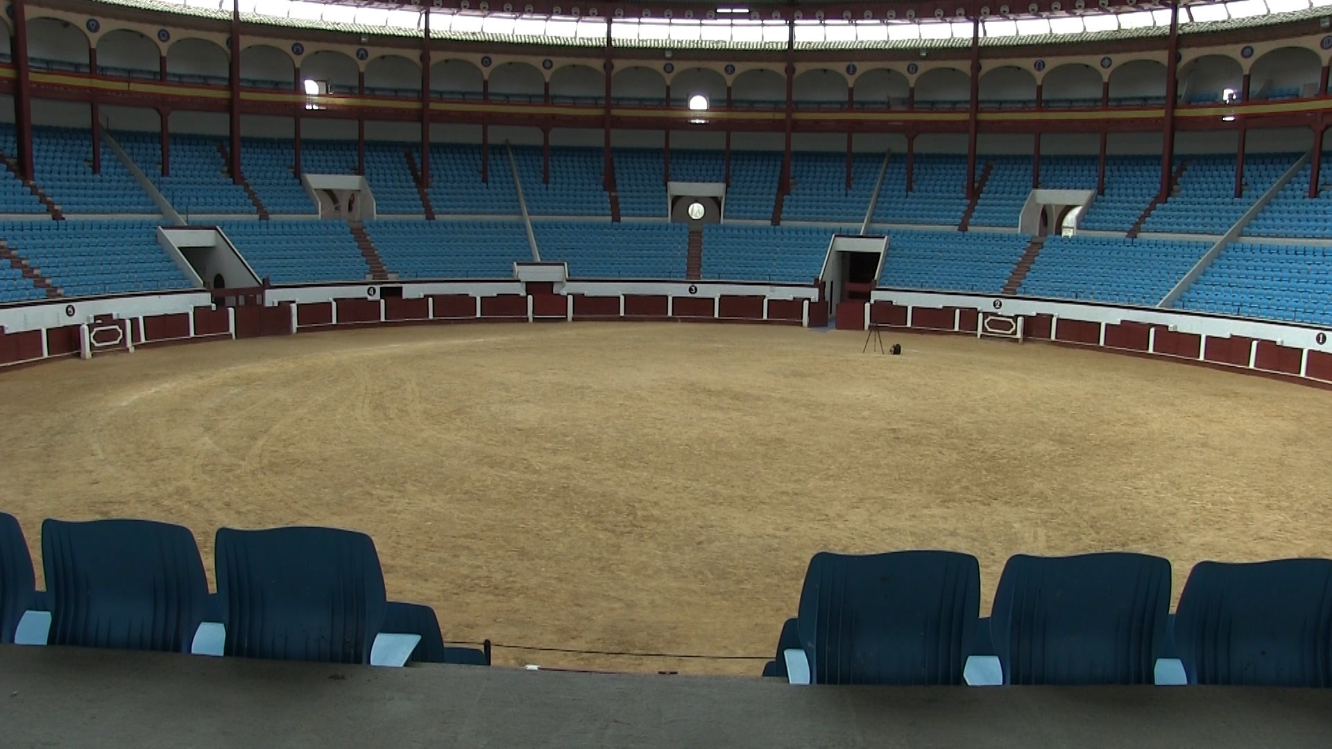 Carlos Alberto Albano Gatti, conocido como Tano, reside desde hace más de 10 años en Plaza de Toros de León, este argentino de 65 años de edad abre, cierra y vigila este recinto que para él es su casa 
