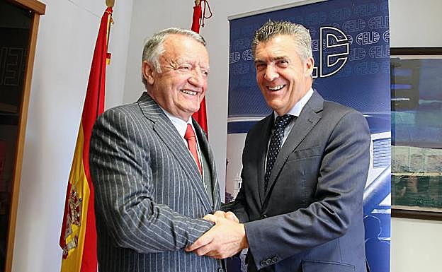 El presidente de la FELE, Javier Cepedano (D) con Alfredo Martínez Cuervo (I)