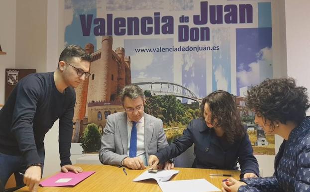 El Ayuntamiento de Valencia de Don Juan destina 1.800 euros para colaborar con el Grupo de Danzas Coyanza