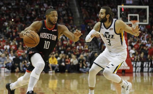 Ricky Rubio defiende a un jugador de los Rockets. 