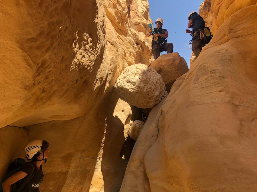 Un leonés viaja a Jordania con el grupo de escalada que ha dado apoyo a la profesora Rocio da Riva para acceder a un sello a más de 100 metros de altura con la imagen de este rey Neobabilónico