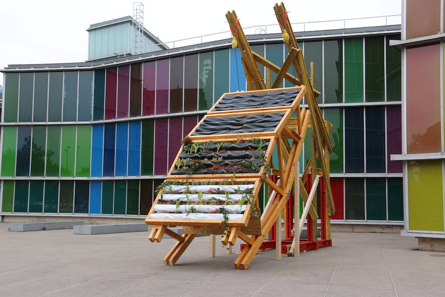 La consejera de Cultura y Turismo, María Josefa García Cirac, ha presentado los nuevos proyectos expositivos previstos para las próximas semanas en el Museo de Arte Contemporáneo de Castilla y León, que se abrirán al público a partir de este sábado: una gran muestra que recorre la producción de la pintora Teresa Gancedo desde los años setenta del siglo pasado hasta el presente; una exposición del estudio Recetas Urbanas y su fundador, el arquitecto Santiago Cirugeda, y el proyecto 'LECA. Laboratorio de Experimentación y Creación Artística', del artista Genzo P.