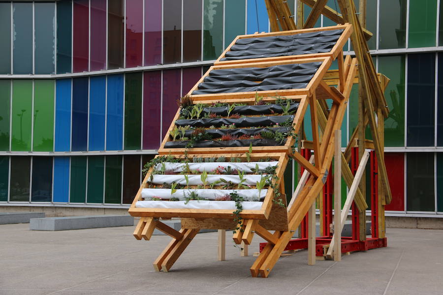 La consejera de Cultura y Turismo, María Josefa García Cirac, ha presentado los nuevos proyectos expositivos previstos para las próximas semanas en el Museo de Arte Contemporáneo de Castilla y León, que se abrirán al público a partir de este sábado: una gran muestra que recorre la producción de la pintora Teresa Gancedo desde los años setenta del siglo pasado hasta el presente; una exposición del estudio Recetas Urbanas y su fundador, el arquitecto Santiago Cirugeda, y el proyecto 'LECA. Laboratorio de Experimentación y Creación Artística', del artista Genzo P.