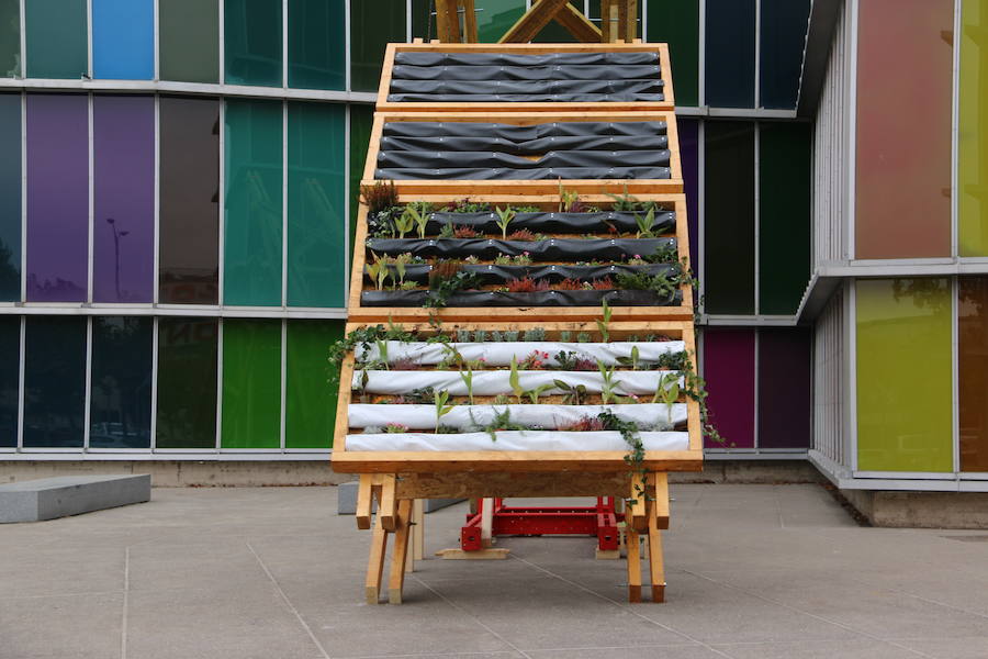 La consejera de Cultura y Turismo, María Josefa García Cirac, ha presentado los nuevos proyectos expositivos previstos para las próximas semanas en el Museo de Arte Contemporáneo de Castilla y León, que se abrirán al público a partir de este sábado: una gran muestra que recorre la producción de la pintora Teresa Gancedo desde los años setenta del siglo pasado hasta el presente; una exposición del estudio Recetas Urbanas y su fundador, el arquitecto Santiago Cirugeda, y el proyecto 'LECA. Laboratorio de Experimentación y Creación Artística', del artista Genzo P.