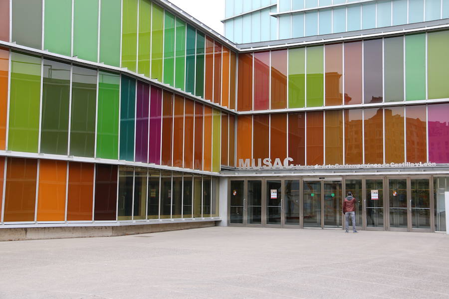 La consejera de Cultura y Turismo, María Josefa García Cirac, ha presentado los nuevos proyectos expositivos previstos para las próximas semanas en el Museo de Arte Contemporáneo de Castilla y León, que se abrirán al público a partir de este sábado: una gran muestra que recorre la producción de la pintora Teresa Gancedo desde los años setenta del siglo pasado hasta el presente; una exposición del estudio Recetas Urbanas y su fundador, el arquitecto Santiago Cirugeda, y el proyecto 'LECA. Laboratorio de Experimentación y Creación Artística', del artista Genzo P.