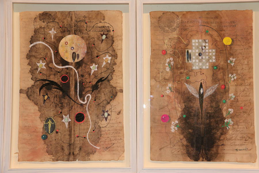 La consejera de Cultura y Turismo, María Josefa García Cirac, ha presentado los nuevos proyectos expositivos previstos para las próximas semanas en el Museo de Arte Contemporáneo de Castilla y León, que se abrirán al público a partir de este sábado: una gran muestra que recorre la producción de la pintora Teresa Gancedo desde los años setenta del siglo pasado hasta el presente; una exposición del estudio Recetas Urbanas y su fundador, el arquitecto Santiago Cirugeda, y el proyecto 'LECA. Laboratorio de Experimentación y Creación Artística', del artista Genzo P.