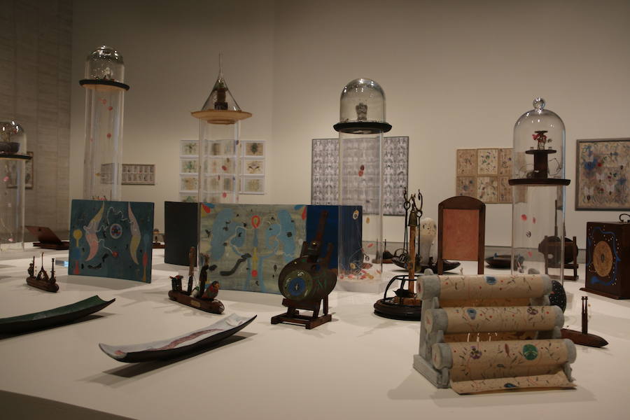 La consejera de Cultura y Turismo, María Josefa García Cirac, ha presentado los nuevos proyectos expositivos previstos para las próximas semanas en el Museo de Arte Contemporáneo de Castilla y León, que se abrirán al público a partir de este sábado: una gran muestra que recorre la producción de la pintora Teresa Gancedo desde los años setenta del siglo pasado hasta el presente; una exposición del estudio Recetas Urbanas y su fundador, el arquitecto Santiago Cirugeda, y el proyecto 'LECA. Laboratorio de Experimentación y Creación Artística', del artista Genzo P.