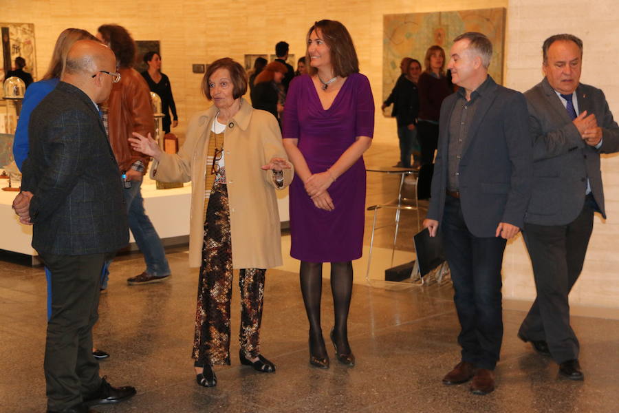 La consejera de Cultura y Turismo, María Josefa García Cirac, ha presentado los nuevos proyectos expositivos previstos para las próximas semanas en el Museo de Arte Contemporáneo de Castilla y León, que se abrirán al público a partir de este sábado: una gran muestra que recorre la producción de la pintora Teresa Gancedo desde los años setenta del siglo pasado hasta el presente; una exposición del estudio Recetas Urbanas y su fundador, el arquitecto Santiago Cirugeda, y el proyecto 'LECA. Laboratorio de Experimentación y Creación Artística', del artista Genzo P.