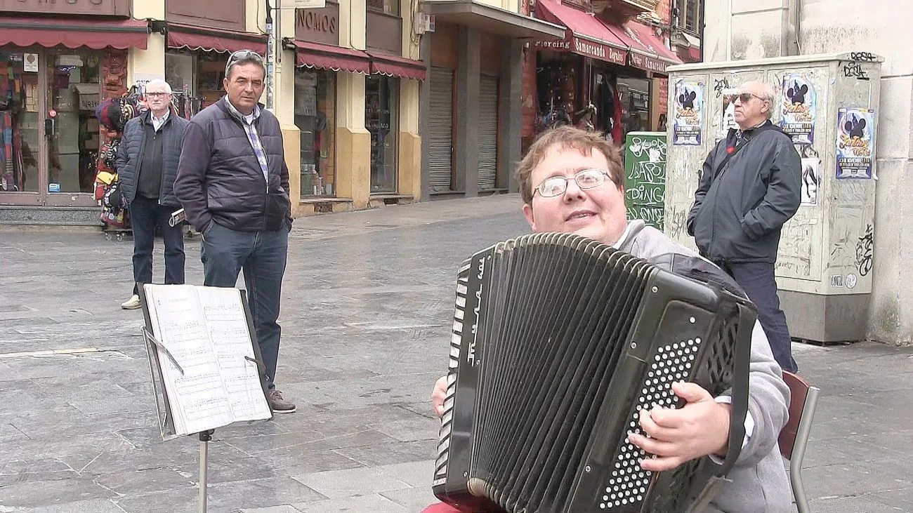 'Arty', el músico urbano de León, denuncia una campaña para que abandone las calles de la capital | Asegura que la defensa de los propios vecinos ha impedido que sea desalojado de la calle Ancha pero teme sufrir una campaña de acoso