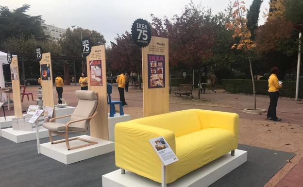 Un sillón de Ikea durante la muestra en plena calle de esta firma en León capital.