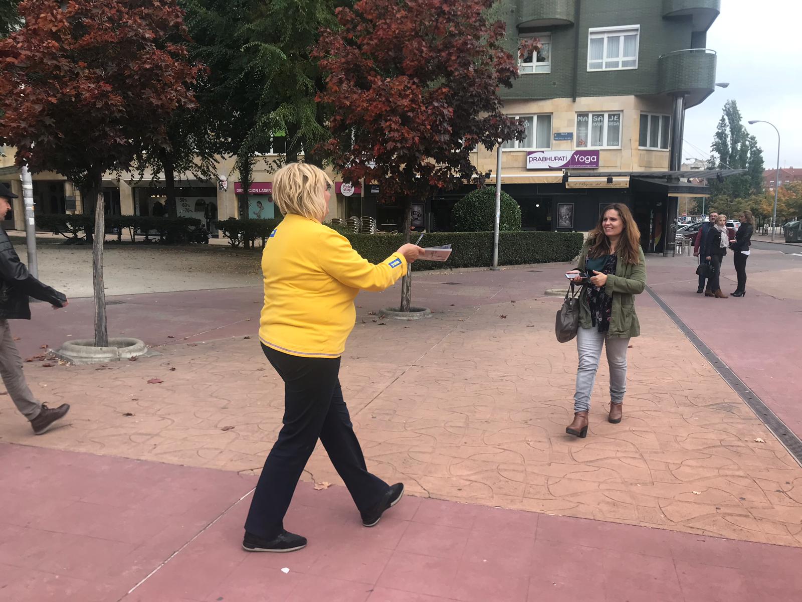 La famosa cadena sueca, que recientemente inauguró un punto de distribución en León, convierte las inmediaciones del parque de San Francisco de la capital en un escaparate de su muestrario