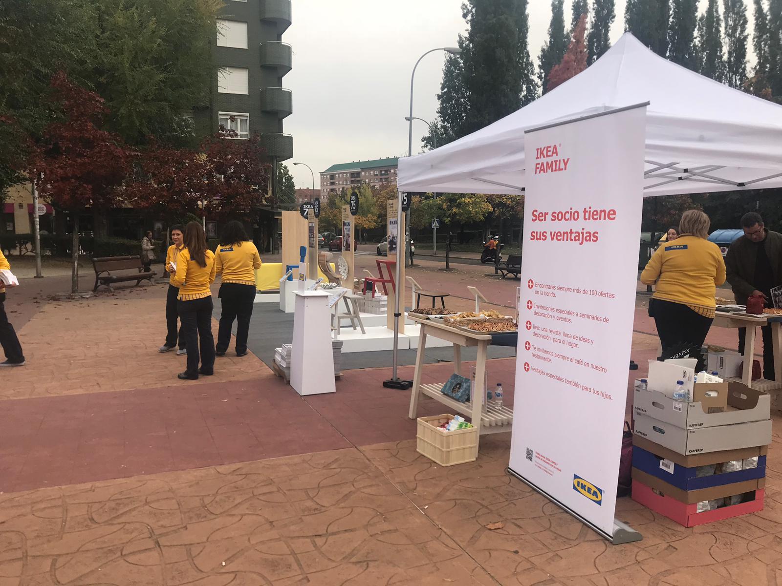 La famosa cadena sueca, que recientemente inauguró un punto de distribución en León, convierte las inmediaciones del parque de San Francisco de la capital en un escaparate de su muestrario