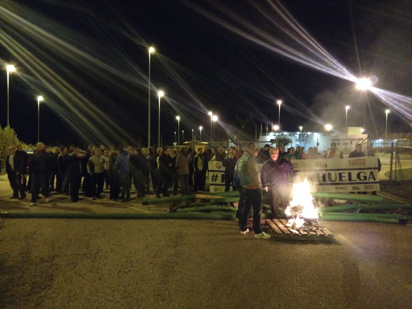 Más de 250 funcionarios de prisiones redoblan su protesta ante la cárcel de León y bloquean la entrada 