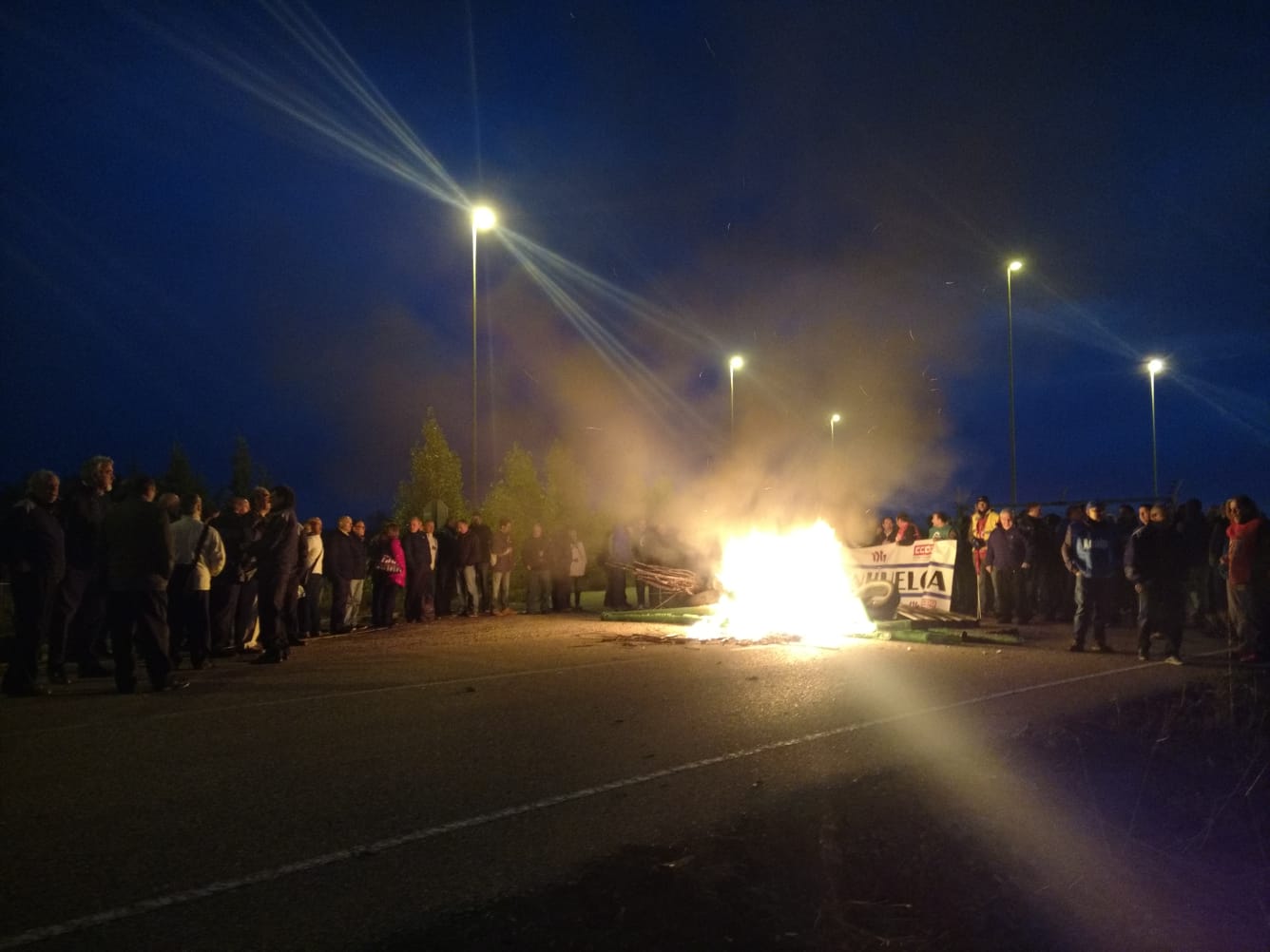 Más de 250 funcionarios de prisiones redoblan su protesta ante la cárcel de León y bloquean la entrada 