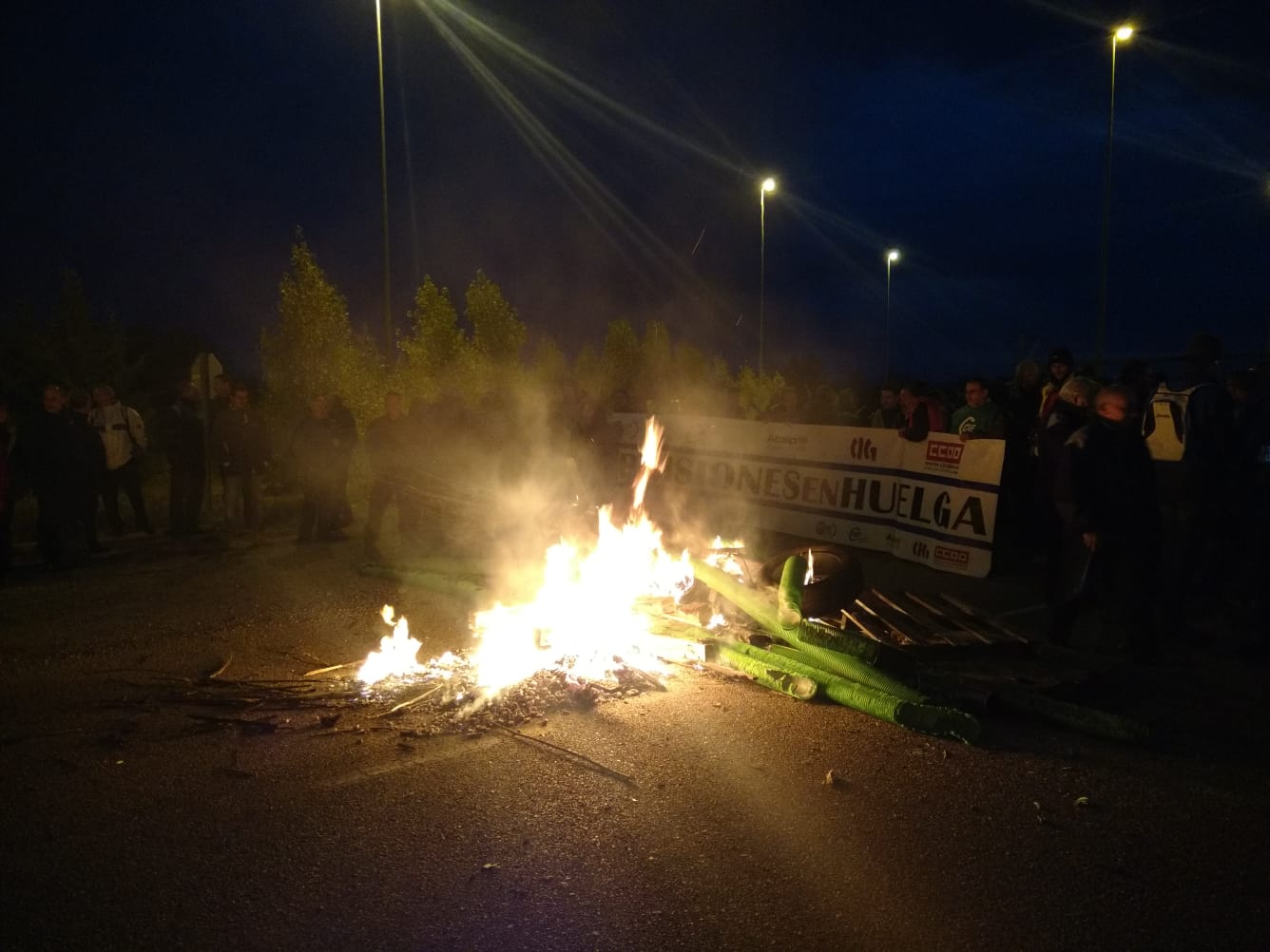 Más de 250 funcionarios de prisiones redoblan su protesta ante la cárcel de León y bloquean la entrada 