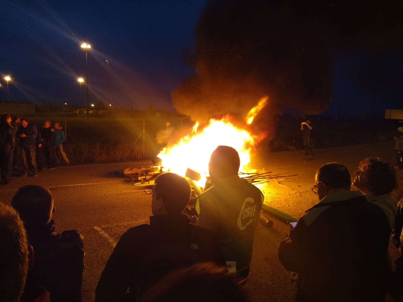 Más de 250 funcionarios de prisiones redoblan su protesta ante la cárcel de León y bloquean la entrada 