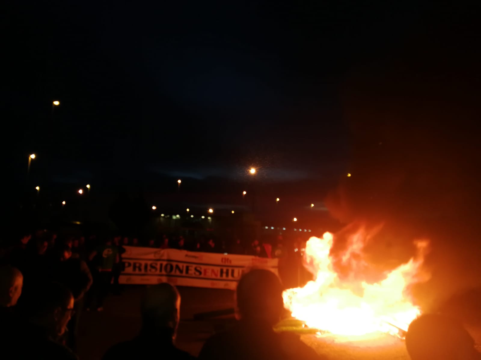 Más de 250 funcionarios de prisiones redoblan su protesta ante la cárcel de León y bloquean la entrada 