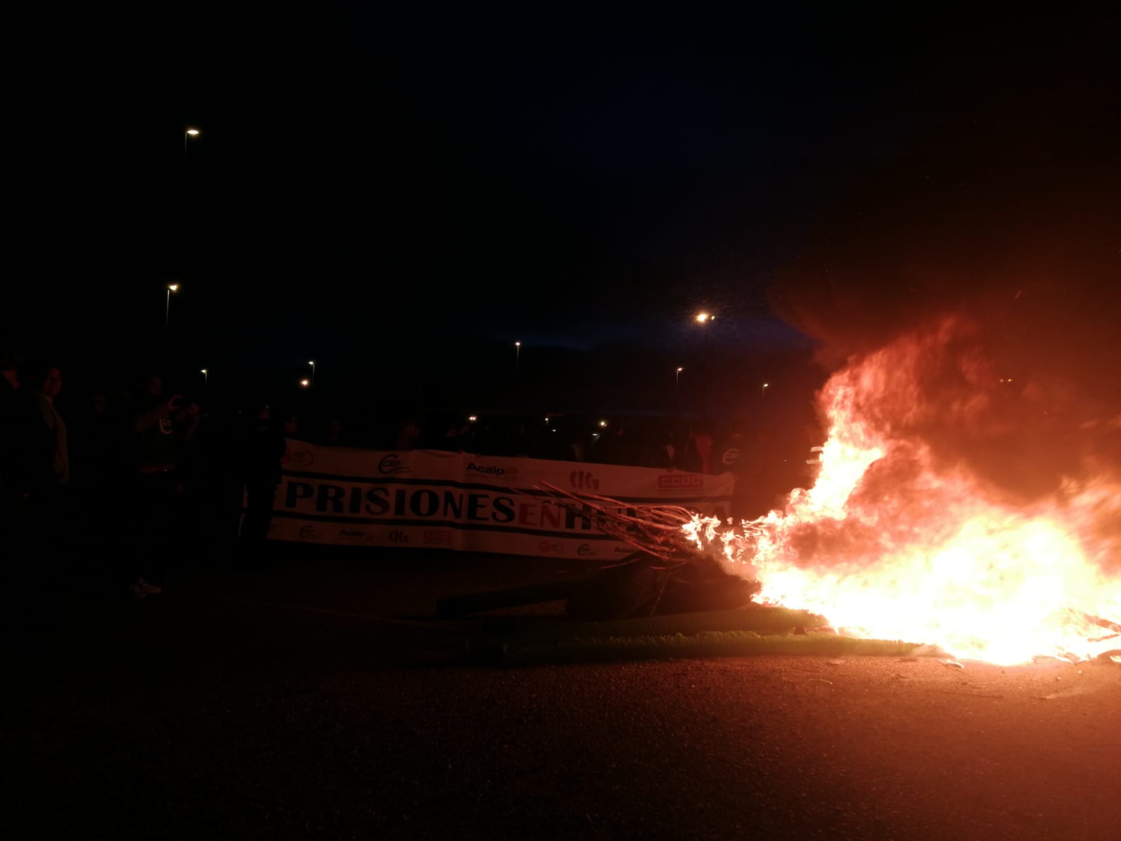 Más de 250 funcionarios de prisiones redoblan su protesta ante la cárcel de León y bloquean la entrada 