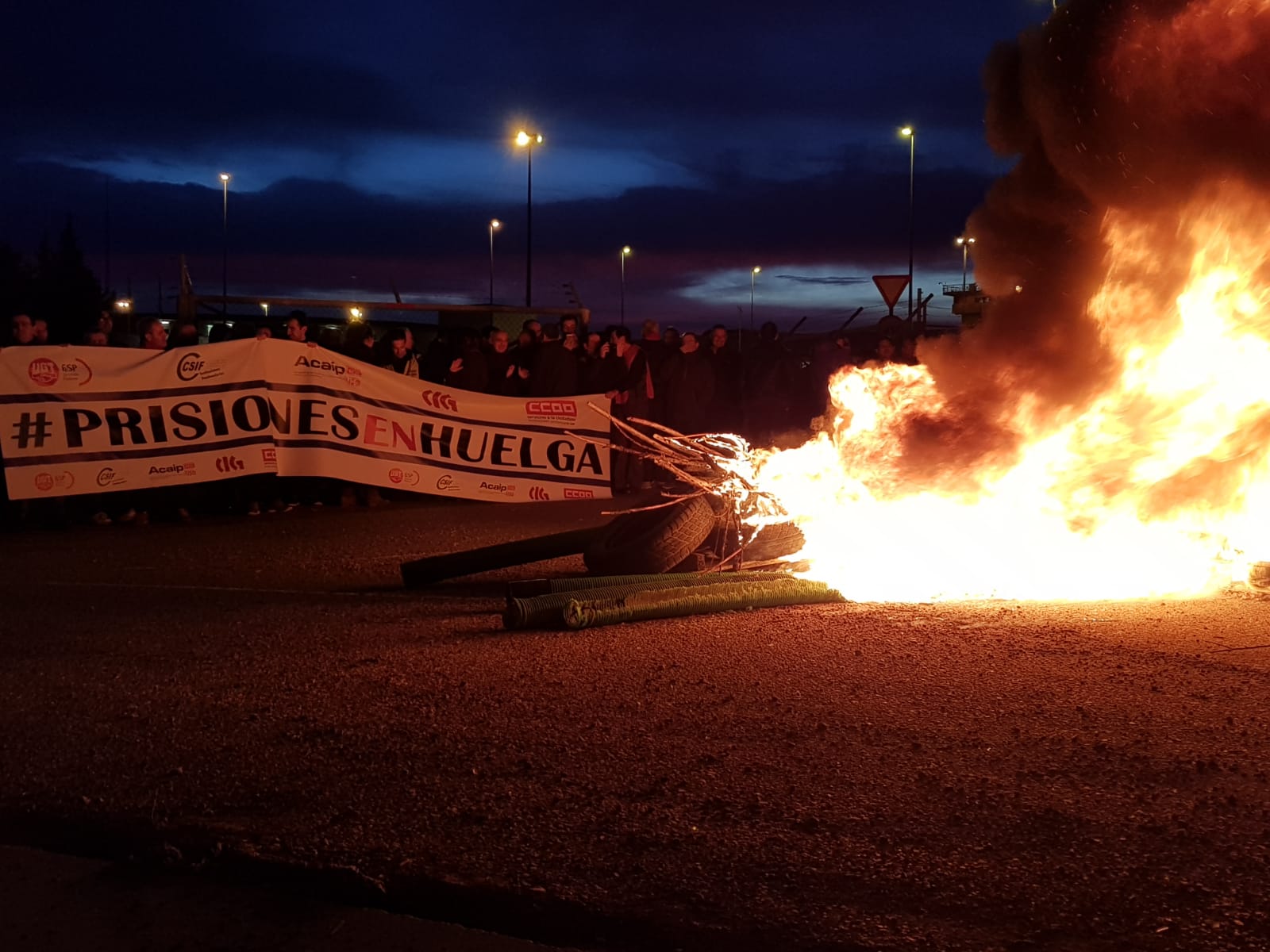 Más de 250 funcionarios de prisiones redoblan su protesta ante la cárcel de León y bloquean la entrada 