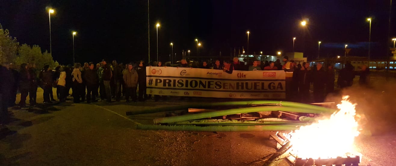 Más de 250 funcionarios de prisiones redoblan su protesta ante la cárcel de León y bloquean la entrada 