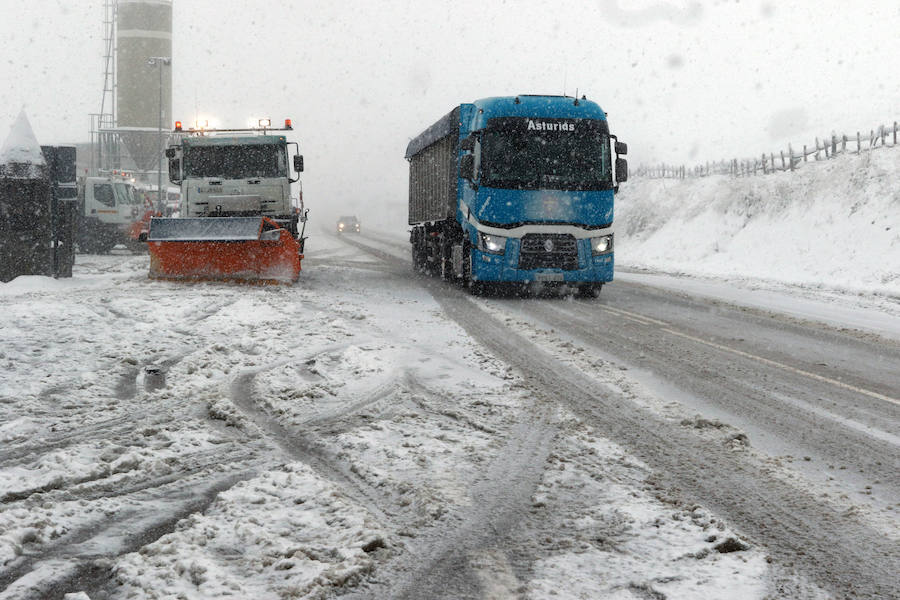 Fotos: La nieve complica la circulación de Pajares, el Huerna y Somiedo