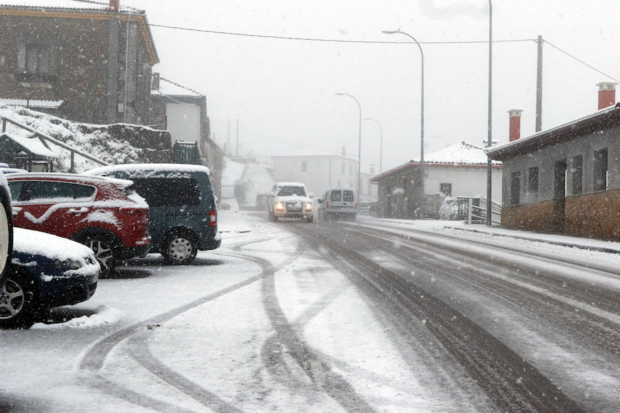 Fotos: La nieve complica la circulación de Pajares, el Huerna y Somiedo