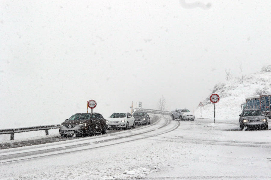 Fotos: La nieve complica la circulación de Pajares, el Huerna y Somiedo