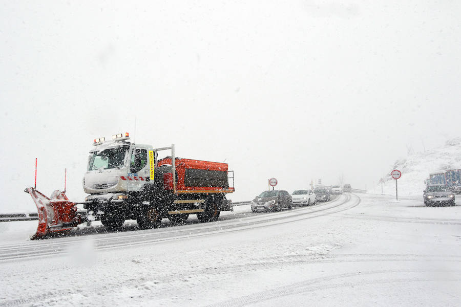 Fotos: La nieve complica la circulación de Pajares, el Huerna y Somiedo