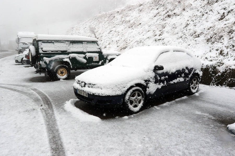 Fotos: La nieve complica la circulación de Pajares, el Huerna y Somiedo