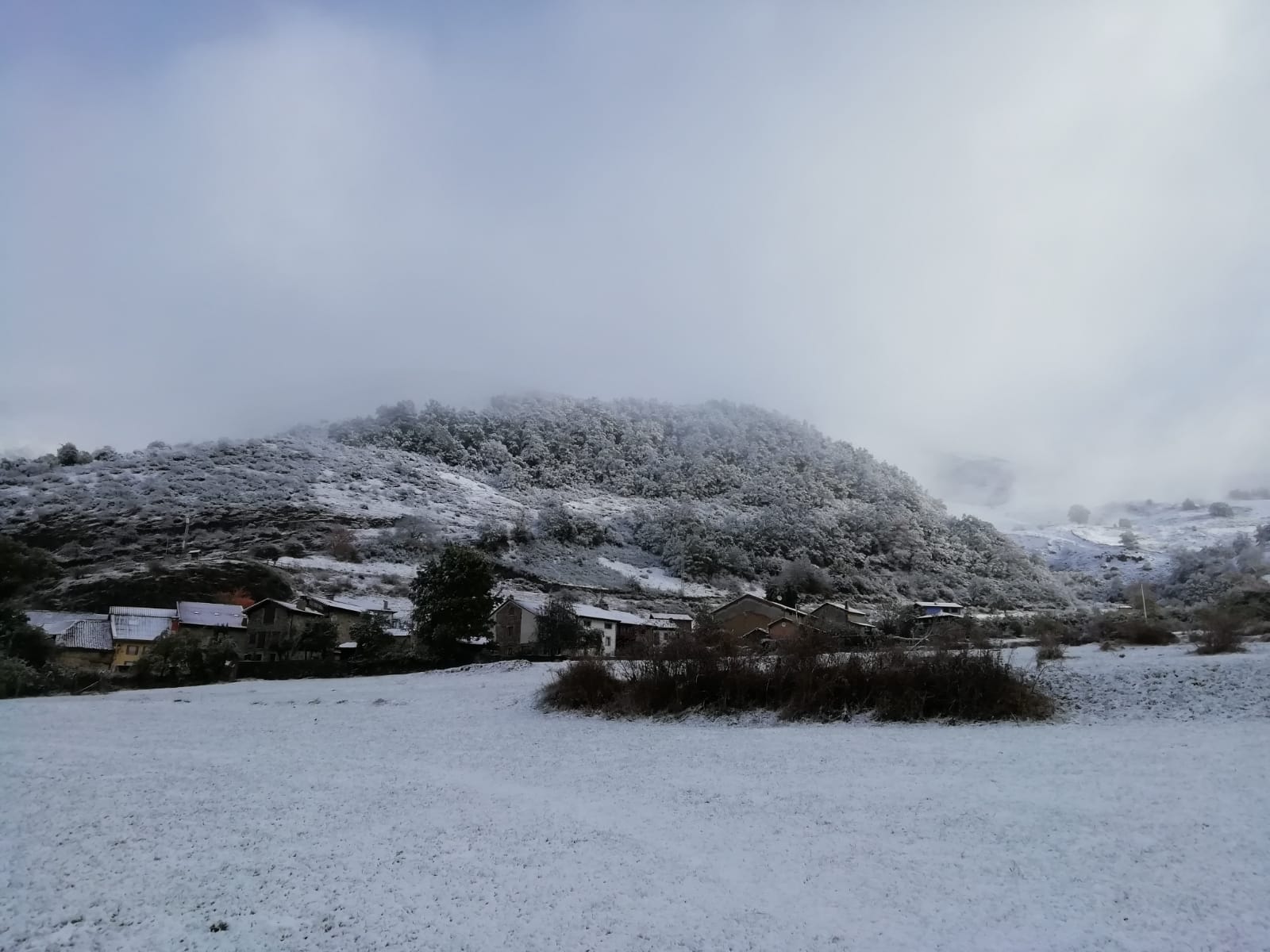 El pueblo más alto del Parque Nacional de los Picos de Europa amanece este sábado cubierto por la nieve, que deja una bella estampa