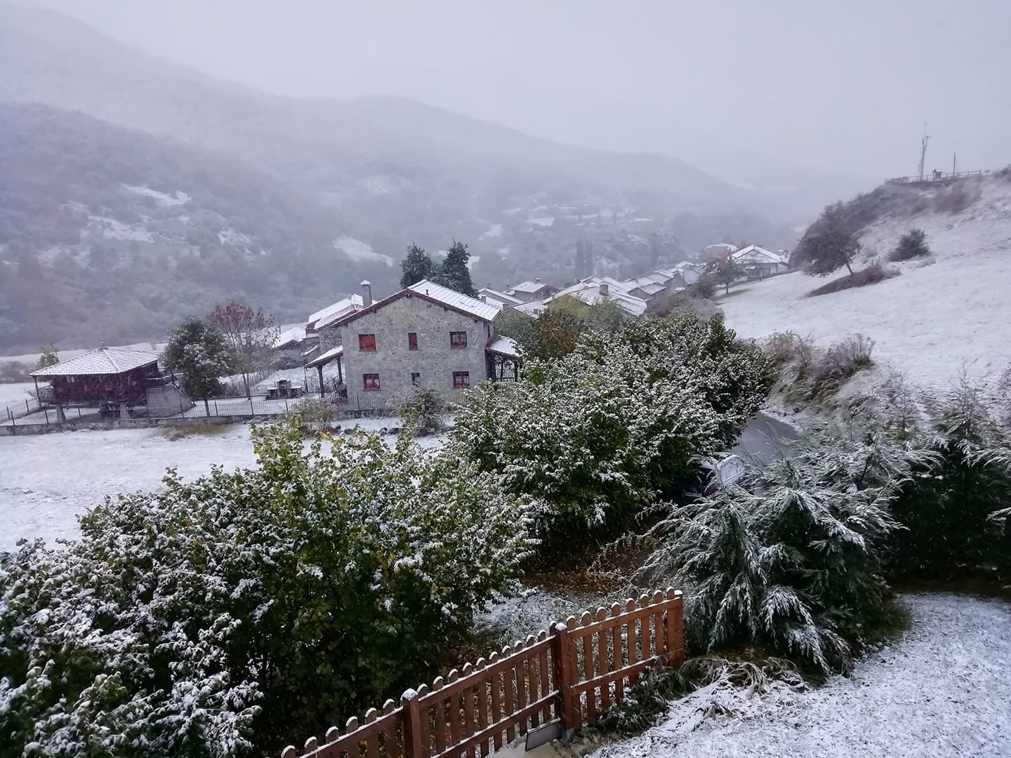 El pueblo más alto del Parque Nacional de los Picos de Europa amanece este sábado cubierto por la nieve, que deja una bella estampa