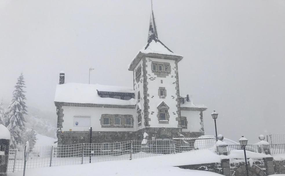 El parador de Pajares este domingo. 