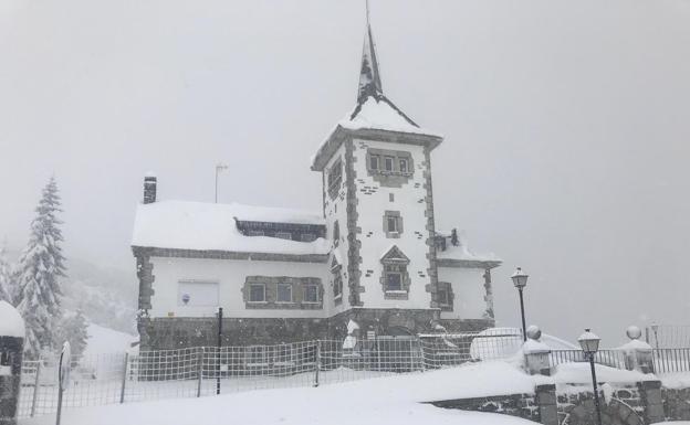 El parador de Pajares este domingo. 