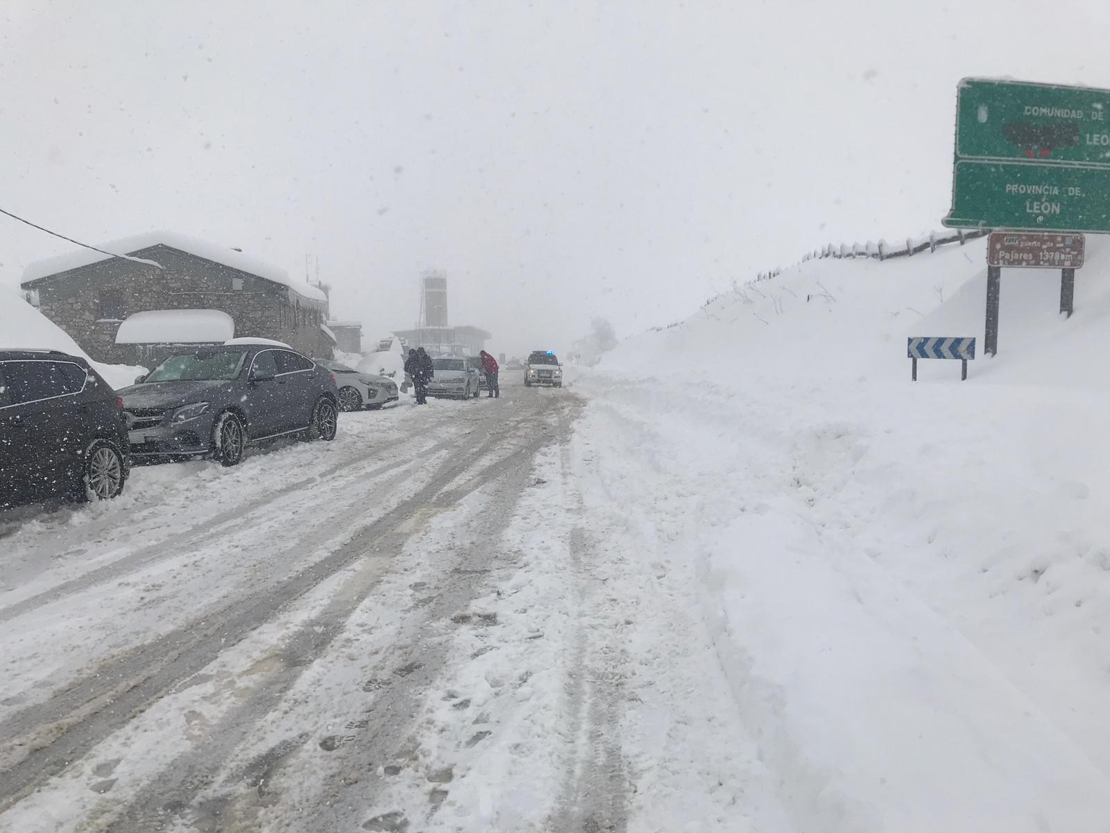 La nieve provoca numerosos problemas en las carreteras de la provincia de León