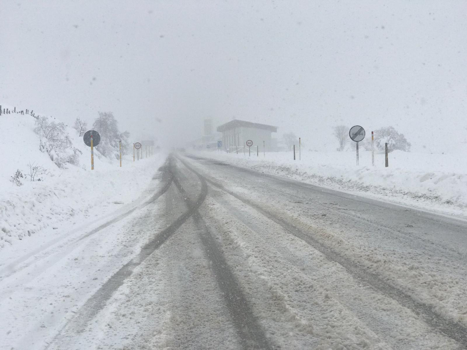 La nieve provoca numerosos problemas en las carreteras de la provincia de León