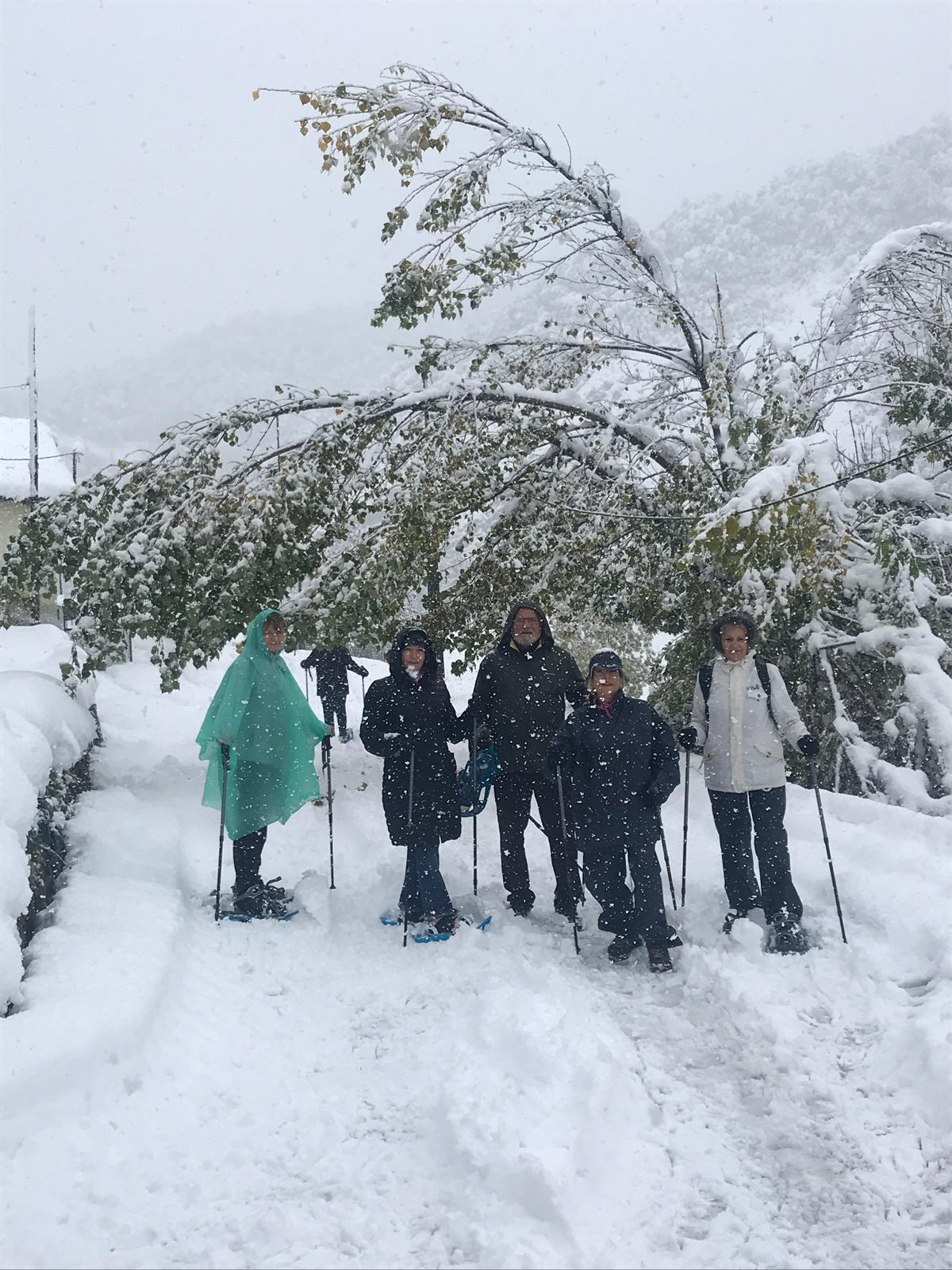 Imágenes de la localidad leonesa de Posada de Valdeón en la que medio centenar de personas pemanecen inmovilizados