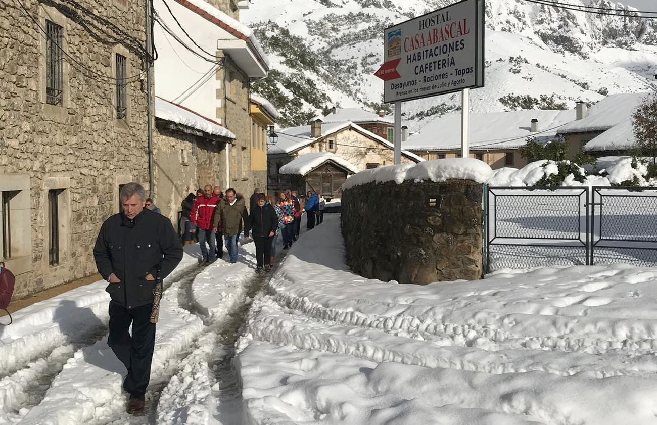 Imágenes de la localidad leonesa de Posada de Valdeón en la que medio centenar de personas pemanecen inmovilizados