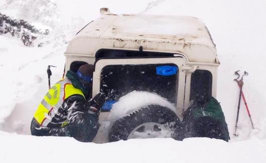 El vehículo estaba a punto de quedar cubierto por la nieve. 