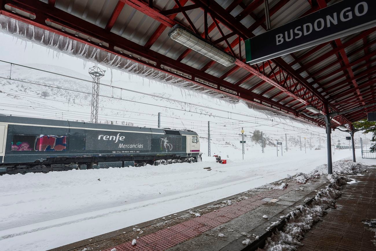 Protección Civil alerta de que el actual frente tormentoso aún será visible con lluvia, viento y nevadas a lo largo de las próximas horas | León sigue en alerta amarilla y con complicaciones en el tráfico rodado y ferroviario
