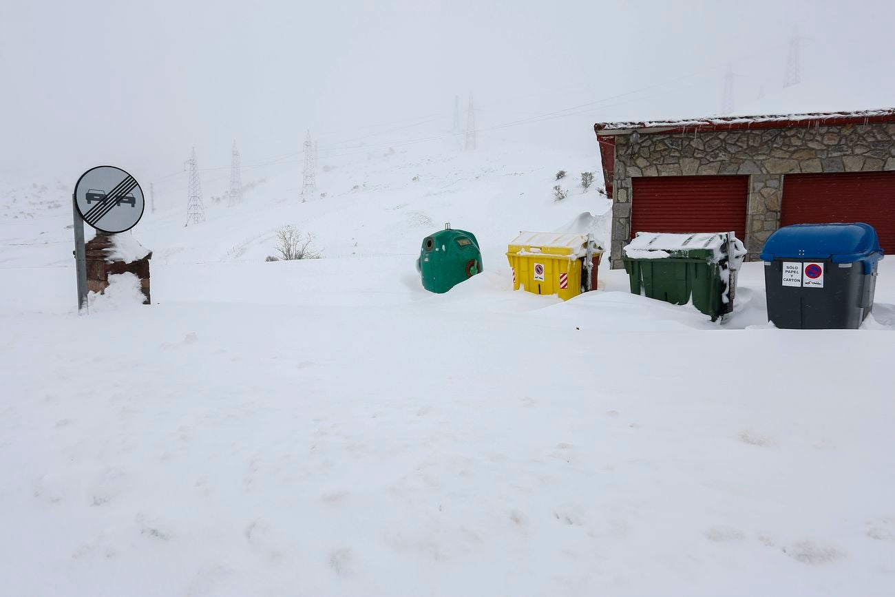 Protección Civil alerta de que el actual frente tormentoso aún será visible con lluvia, viento y nevadas a lo largo de las próximas horas | León sigue en alerta amarilla y con complicaciones en el tráfico rodado y ferroviario